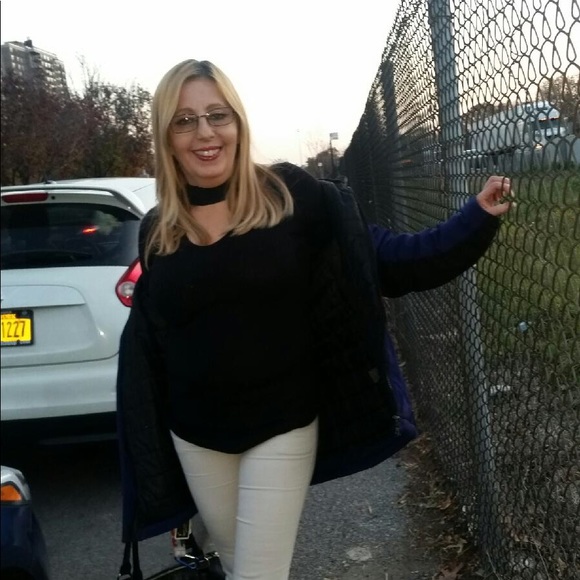 Profile Picture of Victoria Fiumefreddo (@victoria_3006) on Poshmark