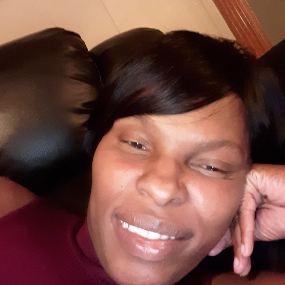 Profile Picture of Simona Floyd (@sherell83199) on Poshmark