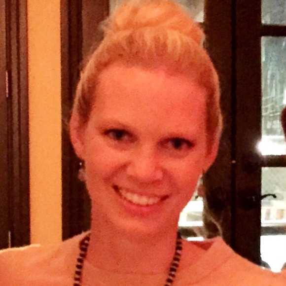 Profile Picture of Lara Kelly (@shoplara) on Poshmark