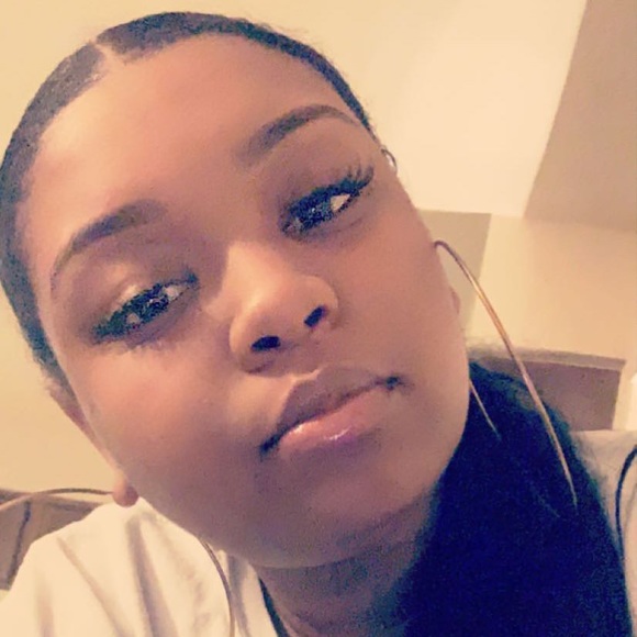 Profile Picture of Dejah Vanhook (@dejahv) on Poshmark