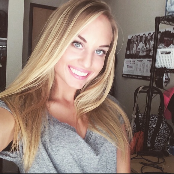 Profile Picture of Lexi Ellingsen (@lexiellingsen22) on Poshmark