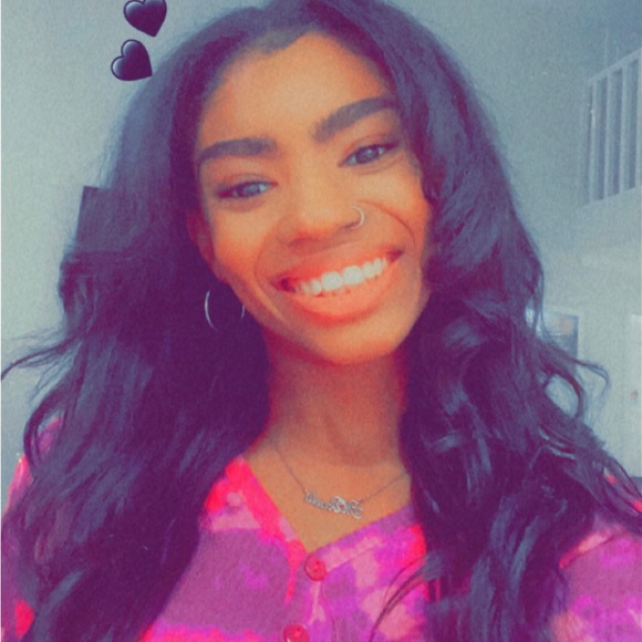 Profile Picture of Mikaela Edwards (@mikaelaare504) on Poshmark