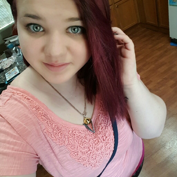 Profile Picture of Haley Blanton (@haleyerin1995) on Poshmark