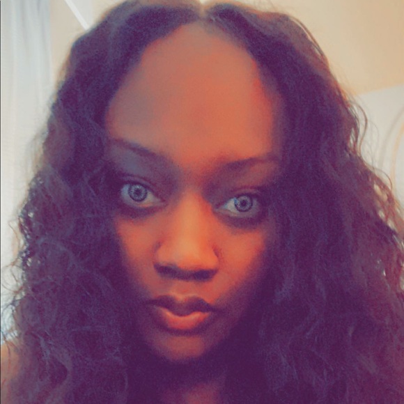 Profile Picture of Suena Oates (@suenaoates) on Poshmark