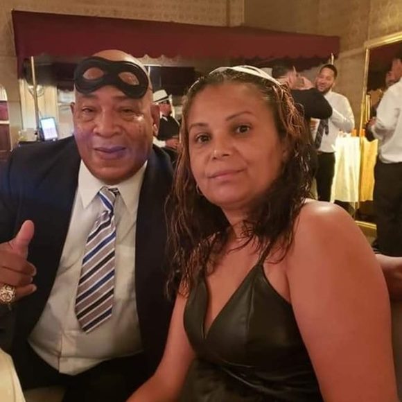 Iris n greg Tucker - Poshmark Profile Picture of Iris n greg Tucker (@irisgreg) on Poshmark