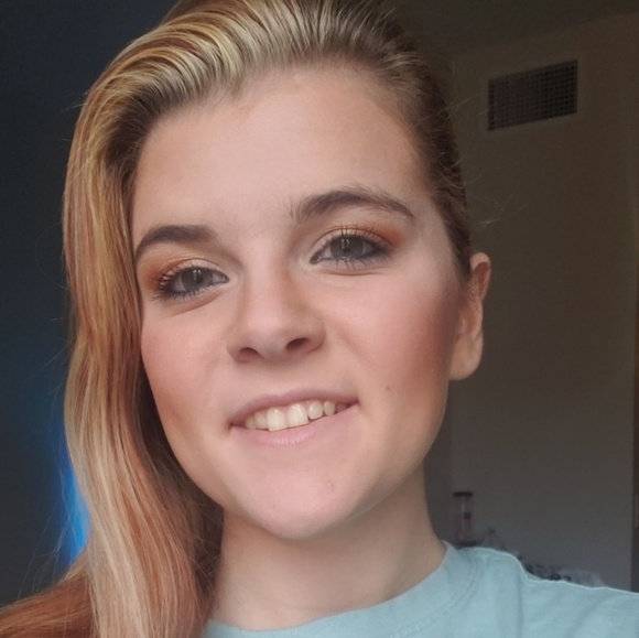 Profile Picture of Amber Conley (@amber_loo22) on Poshmark