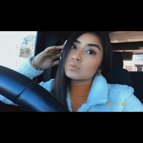 Profile Picture of Diana Guerrero (@_dkgv) on Poshmark