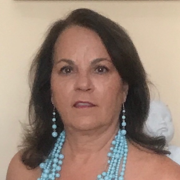 Profile Picture of Karen Bruccoleri (@kjbrock1976) on Poshmark