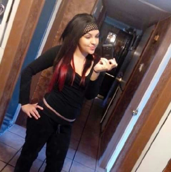 Profile Picture of Cecelia Gonzalez (@cecelovee94) on Poshmark