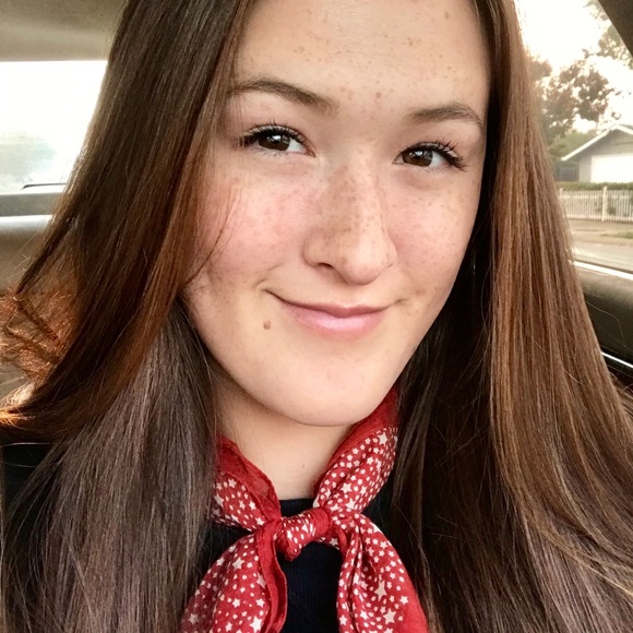 Profile Picture of Lauren Volden (@prettyclever_6) on Poshmark