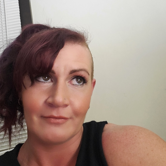 Profile Picture of Amber Dufford (@amberdufford324) on Poshmark