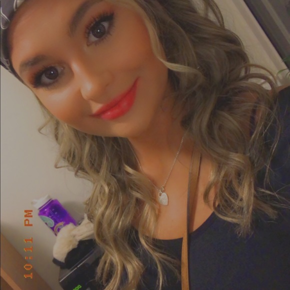 Profile Picture of Kennedy Teynor (@kteynor2) on Poshmark