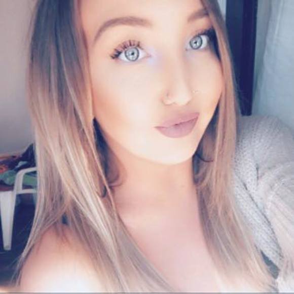 Profile Picture of Erin Wade (@erinwade00) on Poshmark