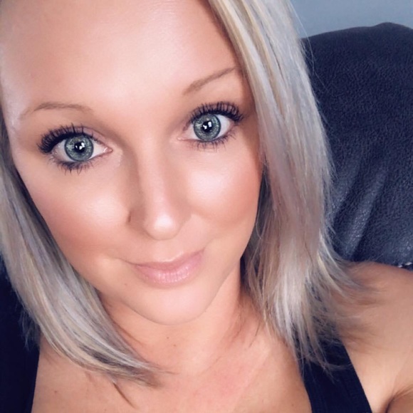 Profile Picture of Kelly Detering (@kdetering23) on Poshmark