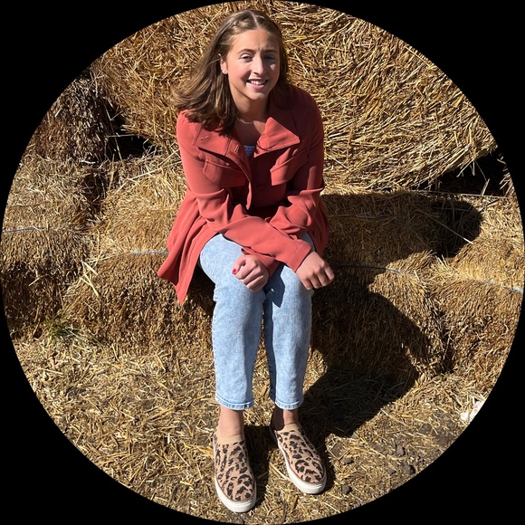 Profile Picture of Lauren Pressler (@lauren6810) on Poshmark