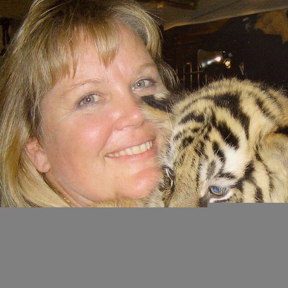 Profile Picture of Shelley Erdmann (@shelleyerdmann) on Poshmark