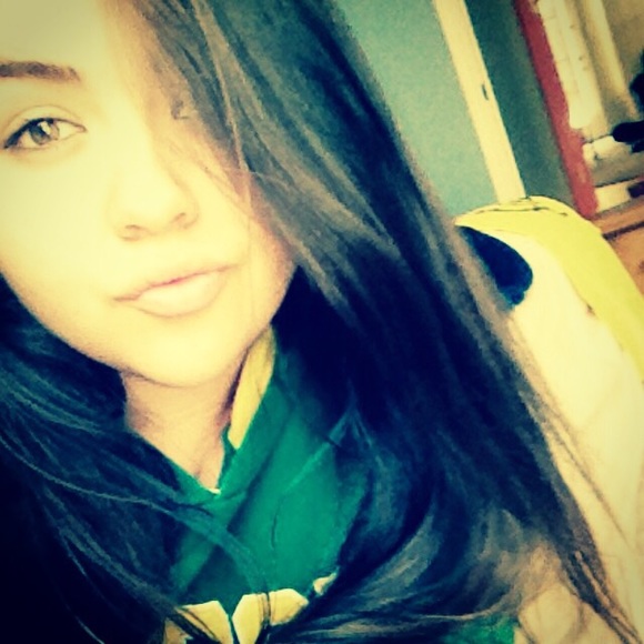 Profile Picture of Savannah Thompson (@savannah_0012) on Poshmark
