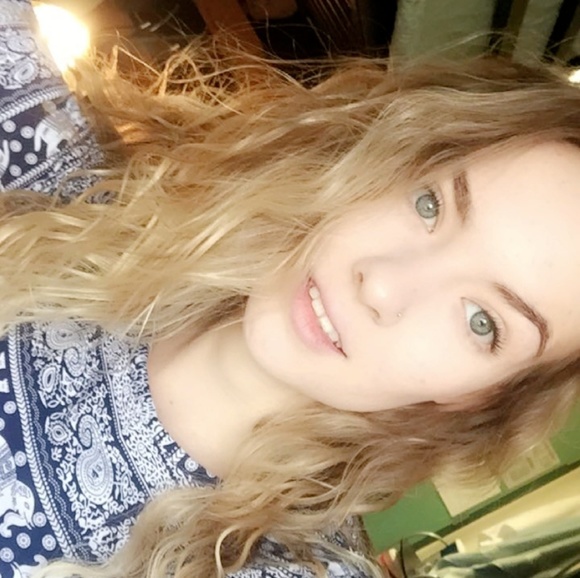 Profile Picture of Claire Alcock (@claire_jolie_) on Poshmark