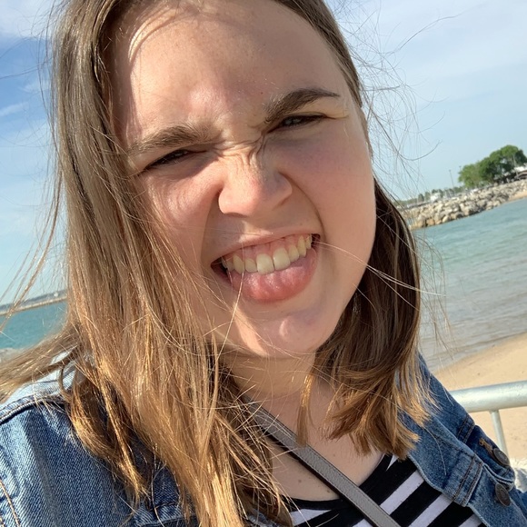 Profile Picture of Haley Velez (@haleyvelez426) on Poshmark