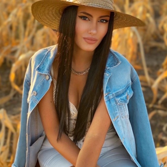 Profile Picture of Paislee zhang Paislee zhang (@paisleezhang447) on Poshmark