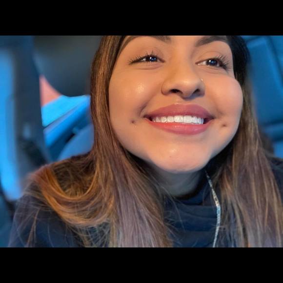 Profile Picture of Oguilvia Hernandez (@oguilviah) on Poshmark