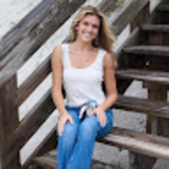 Profile Picture of Madison Jozsa (@madison_jozsa) on Poshmark