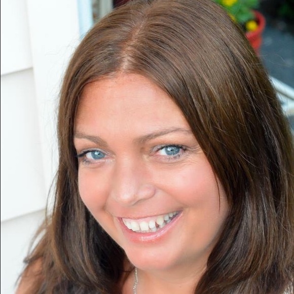 Profile Picture of Debi Colagiovanni (@debsdivinelove) on Poshmark