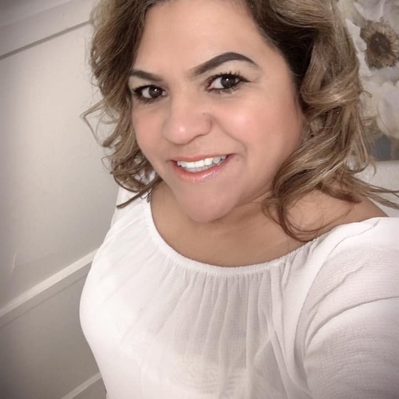 Profile Picture of Bertha Flores (@berthaflores923) on Poshmark