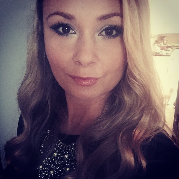 Profile Picture of Anna Lignarska (@anial) on Poshmark