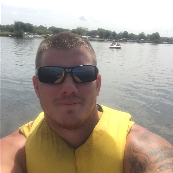 Profile Picture of Justin Sand (@jsand189) on Poshmark