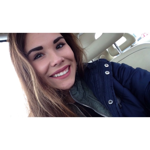 Profile Picture of Alexis Cronk (@alexiscronk12) on Poshmark