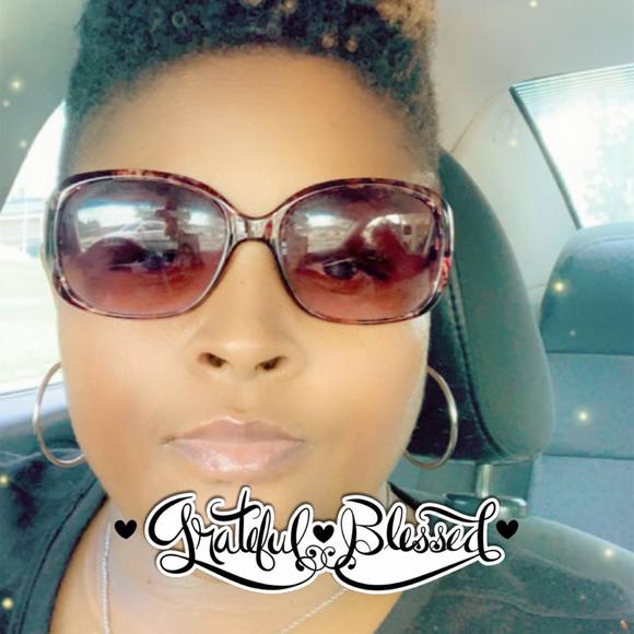 Profile Picture of Tabitha Thomas (@tabithathomas_) on Poshmark