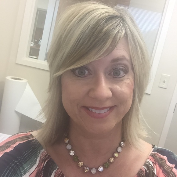 Profile Picture of Tracie Selfe (@tracieselfe) on Poshmark