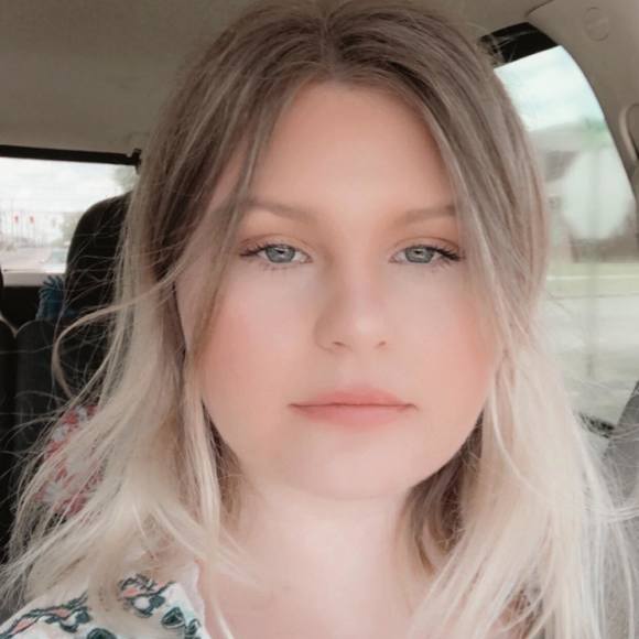 Profile Picture of Shawana Saviola (@shawanasaviola) on Poshmark