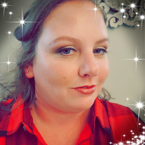 Profile Picture of Tammy Benoit (@tbenoit13) on Poshmark