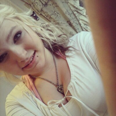 Profile Picture of  ♥Kayla Lynn Holcomb ♥ (@Kaylalovesvans) on Twitter