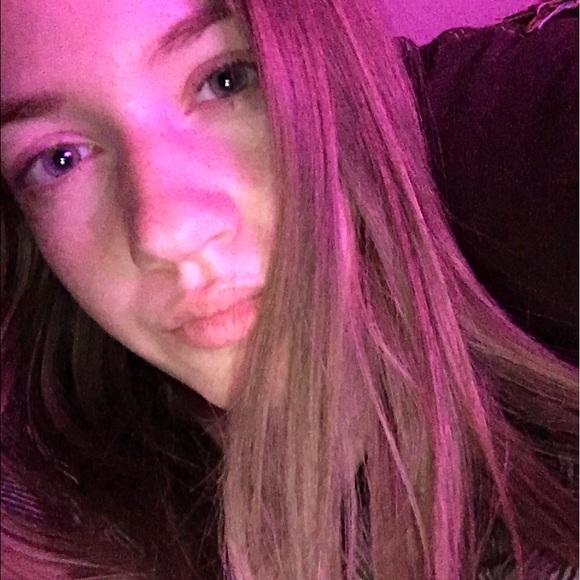 Profile Picture of Mckenna Cloutier (@xmckennaax) on Poshmark