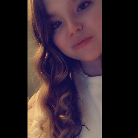 Profile Picture of Ashlee Mclaughlin (@ashleelynn1493) on Poshmark