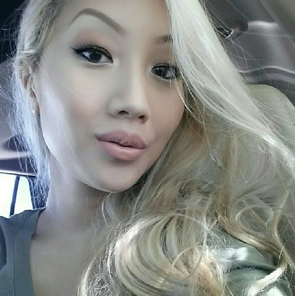 Profile Picture of Stephanie Richardson (@stephbrich) on Poshmark