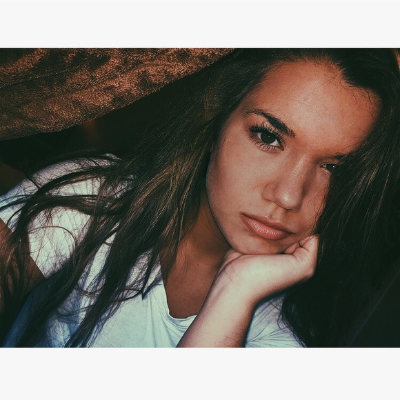 Profile Picture of Amber Schilcher (@ashnowske) on Poshmark