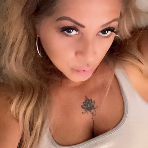 Profile Picture of Dee Ramos (@debbieramos780) on Poshmark