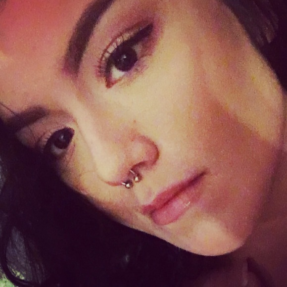 Profile Picture of Emily Curiel (@emdelacreme1) on Poshmark