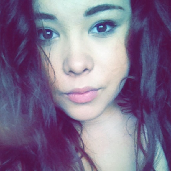 Profile Picture of Samantha Vandenheuvel (@samrae18) on Poshmark