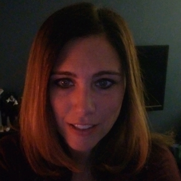 Profile Picture of Jen Allen (@jenzul2) on Poshmark