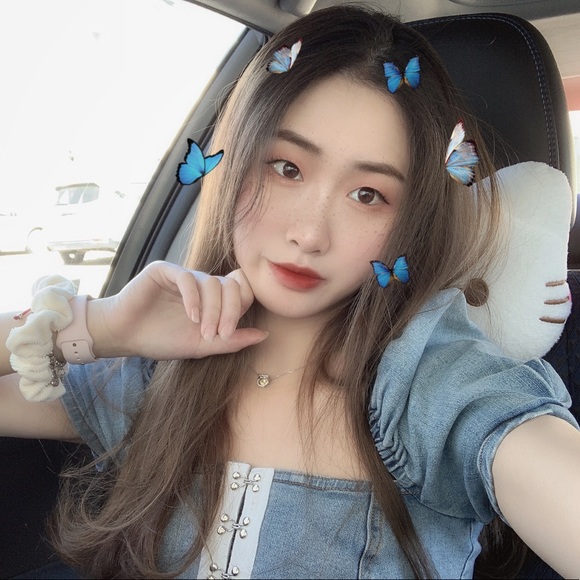 Profile Picture of Winnie Huang (@hghbei) on Poshmark