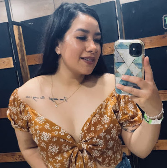 Profile Picture of Perla Gundersen (@gundersenperla) on Poshmark