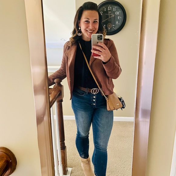 Profile Picture of Chelsea Crisafi (@chelsea_crisafi) on Poshmark