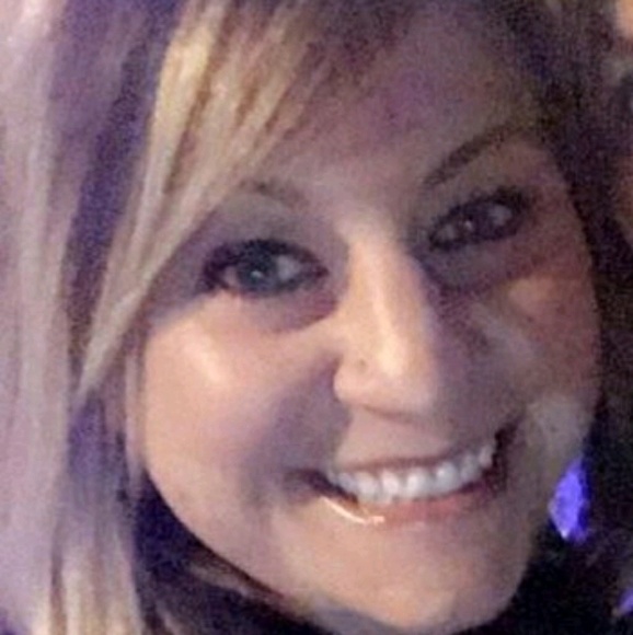 Profile Picture of Angie Glaesner (@hazelrose21) on Poshmark