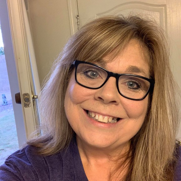 Profile Picture of Sue Sheets (@simplysueellen) on Poshmark