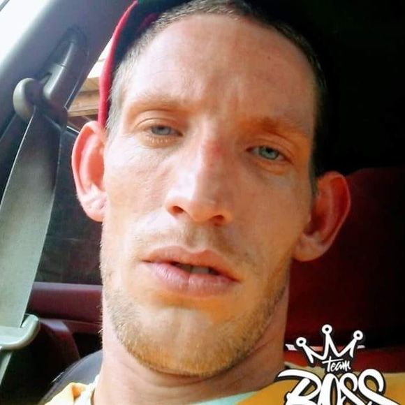 Profile Picture of Lee Helmle (@leehelmle) on Poshmark